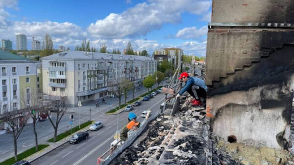 В Липецке продолжается демонтаж конструкций сгоревшего дома на улице Зегеля