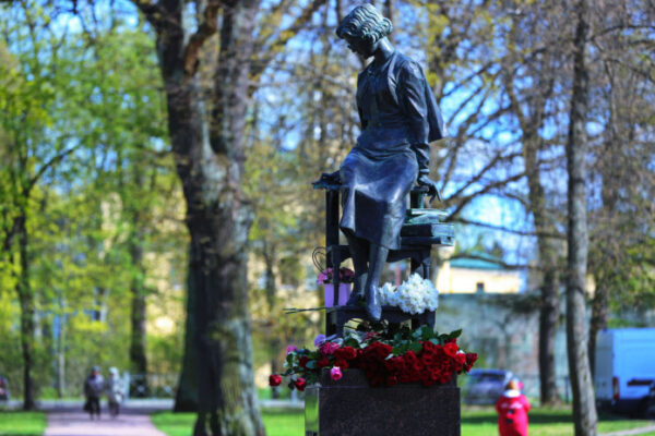 В Петербурге появился первый в мире памятник директору музея
