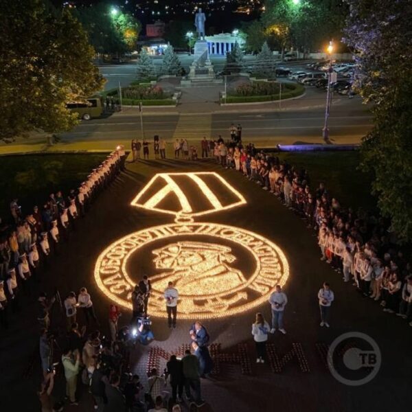 "Свечи памяти" зажглись на площади Нахимова в Севастополе в память о павших в ВОВ