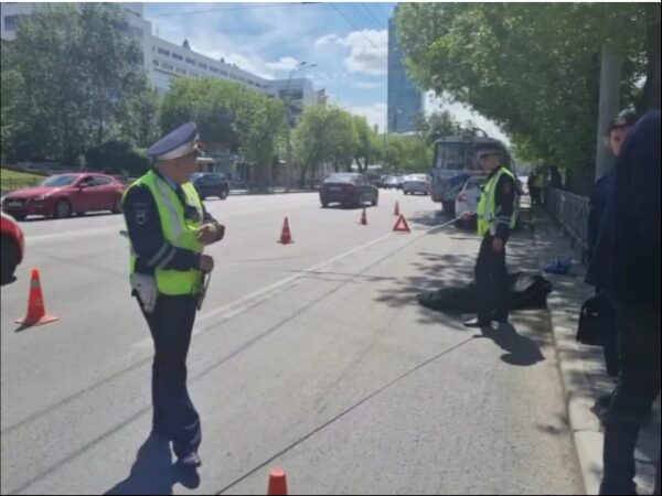 В центре Екатеринбурга мужчина погиб, попав под колеса троллейбуса