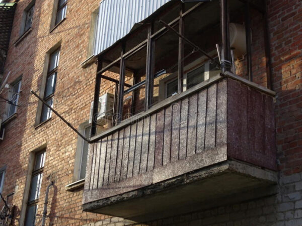 В Черкесске упал балкон с женщиной