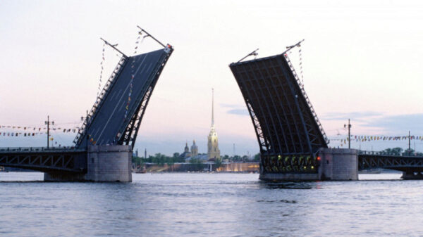 В Петербурге теплоход врезался в Дворцовый мост