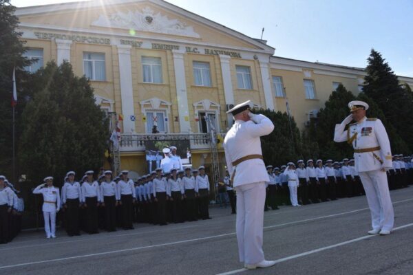 В Севастополе более 200 курсантов получили офицерские кортики