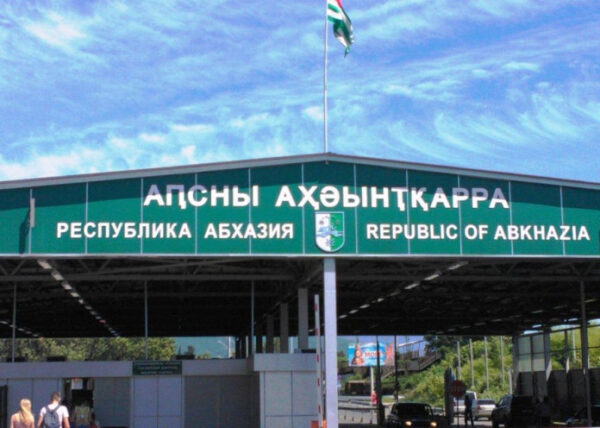 «Бизнесмен» пообещал семье быстрый въезд в Абхазию, но обманул её