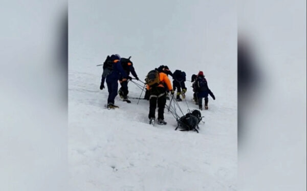 На Эльбрусе замёрз в летнюю пургу альпинист-одиночка