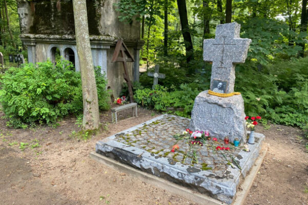 На могиле режиссёра Балабанова появился новый гранитный крест