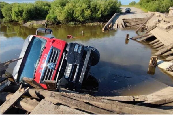 На Урале грузовик упал в реку при обрушении моста через Ницу