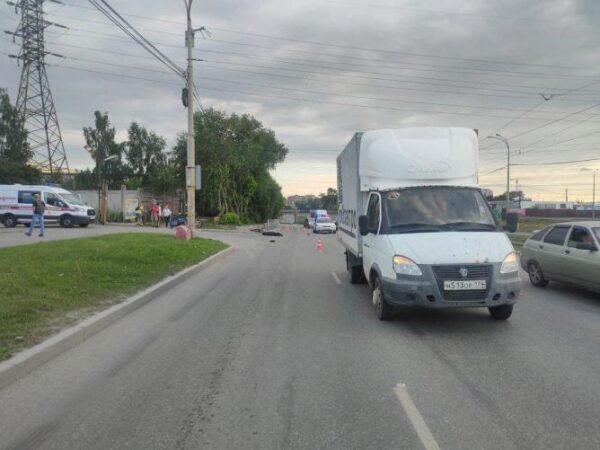 В Екатеринбурге электросамокатчик погиб, упав под колеса «ГАЗели»