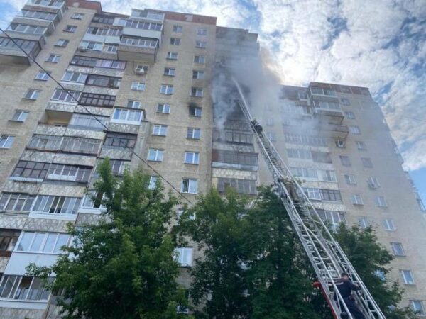 В Екатеринбурге один человек погиб во время утреннего пожара в многоэтажке