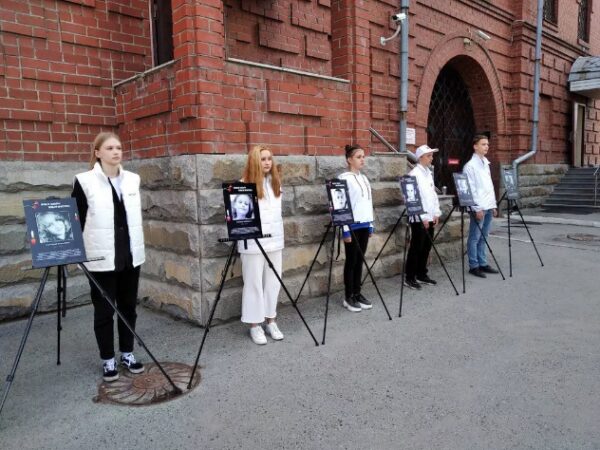 В Екатеринбурге прошла акция памяти детей, погибших на Донбассе