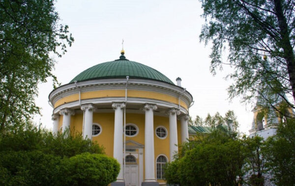 Жителю Петербурга вынесли приговор за поцелуй с мужчиной на фоне храма