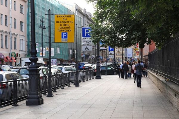 С начала осени весь центр Петербурга станет платной парковкой