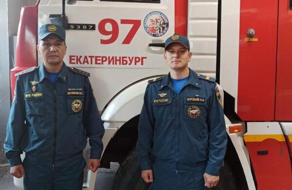 В Екатеринбурге пожарные спасли из пожара женщину с ребенком