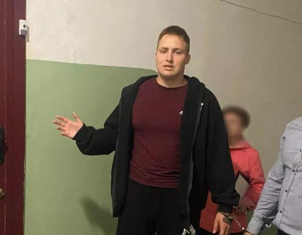 В Каменске-Уральском преступник ограбил квартиру, выдавая себя за силовика