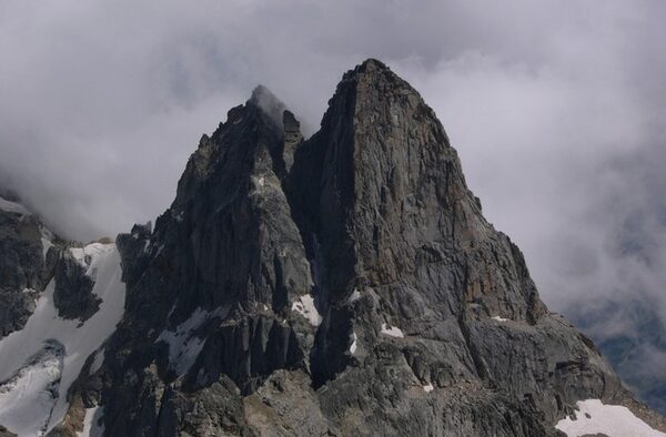 В Карачаево-Черкесии при спуске в горы сорвались два альпиниста