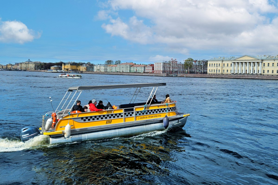 Паромная переправа в центре Петербурга перевезла 250-тысячного пассажира